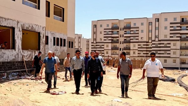  رئيس  العبور الجديدة يتابع مشروع الإسكان الاجتماعي
