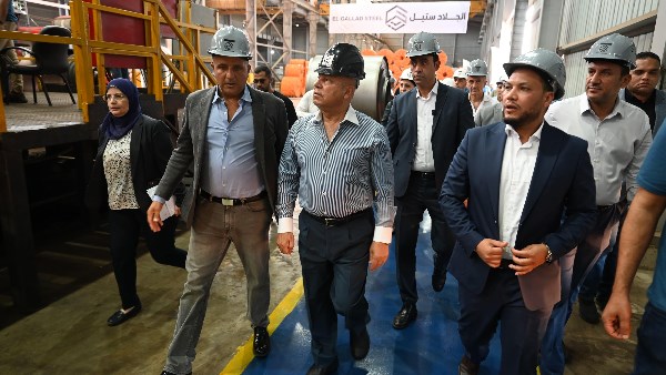 الوزيريتفقد 6 مصانع 