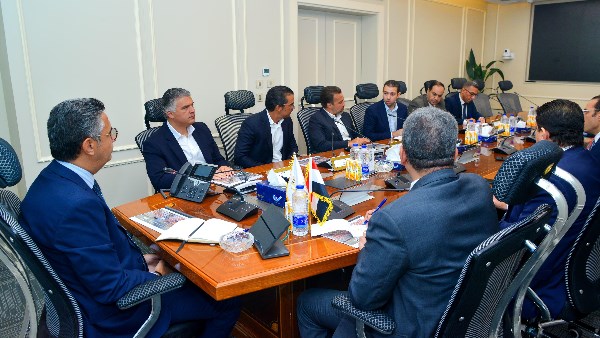 وزير التموين يجتمع مع حسن علام القابضة