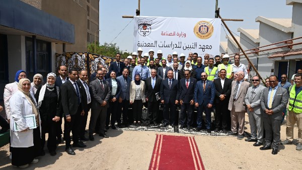 الوزير يتفقد مصانع المنطقة الصناعية بـ15 مايو.. وتشكيل لجنة لدراسة استغلال خام الحديد المصري