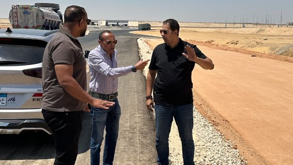 رئيس  مدينة سفنكس الجديدة يتفقد مشروعات الطرق والمرافق