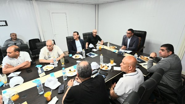وزير الإسكان يعقد اجتماعا مع الشركات العاملة بمشروع 