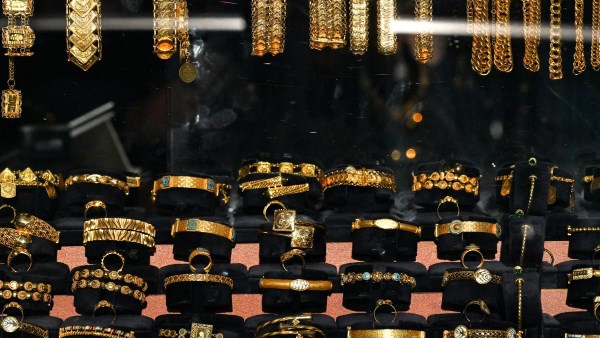 الذهب يرتفع من أدنى مستوياته في 3 أسابيع مع ترقب ندوة الفيدرالي الأمريكي