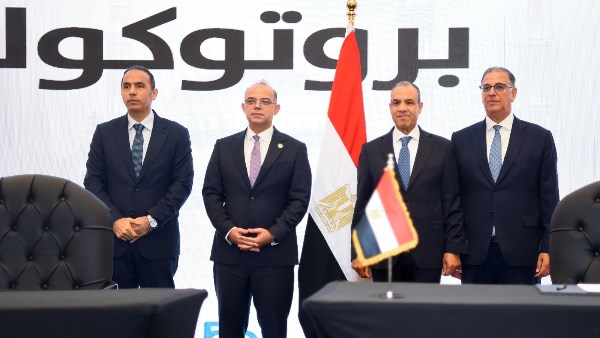 وزير الخارجية و رئيس الرقابة المالية خلال توقيع البروتوكول 