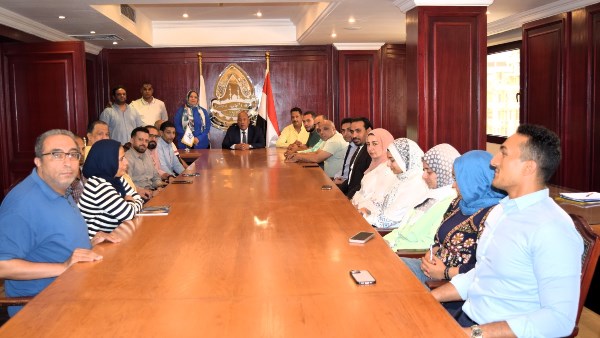 رئيس غرفة القاهرة يجتمع بالموظفين لبحث تطوير الخدمات الإدارية