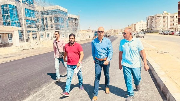 رئيس جهاز القاهرة الجديدة يتفقد أعمال التطوير ورفع كفاءة الطرق بحي اللوتس والتسعين الشمالي