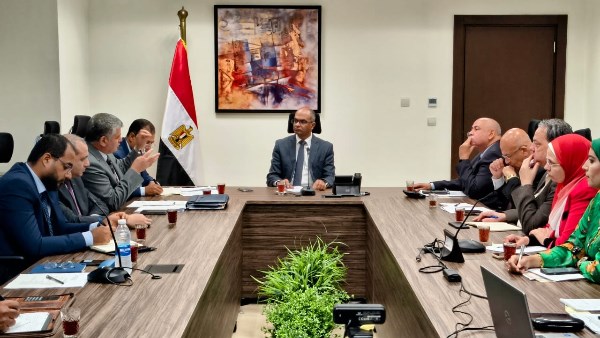 نائب وزير الإسكان يعقد اجتماعا لبحث الاستفادة من إنتاج مجمع محطات تحلية مياه البحر بالعين السخنة