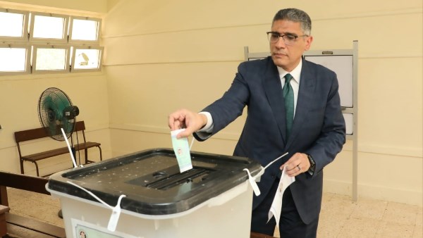 محافظ الجيزة يُدلي بصوته في انتخابات مجلس الشيوخ 2025