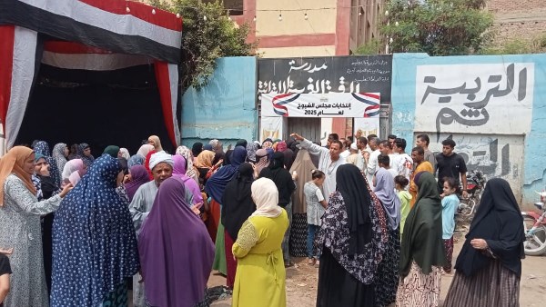توافد كبير لسيدات العياط على اللجان الإنتخابية للإدلاء بأصواتهم