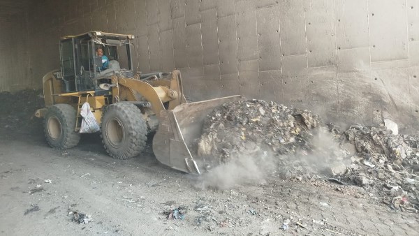 رفع المخلفات أسفل الطريق الدائري 
