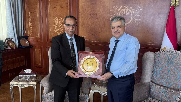 الفريق أسامة ربيع يستقبل نصر أبو الحسن