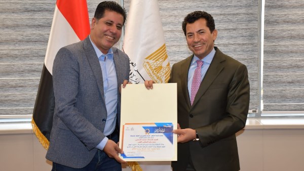 وزير الرياضة يكرم محمد الصفتي 