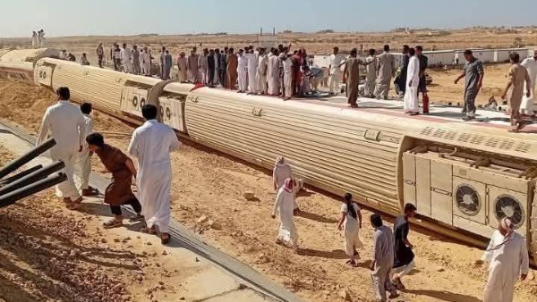 حادث قطار مطروح اليوم.. وفاة 3 أشخاص وإصابة 54 آخرين والوزير يتوعد المتسببين