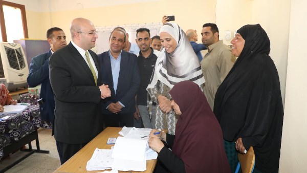 محافظ بني سويف يتابع انتظام أعمال التصويت في اليوم الأول لانتخابات مجلس الشيوخ