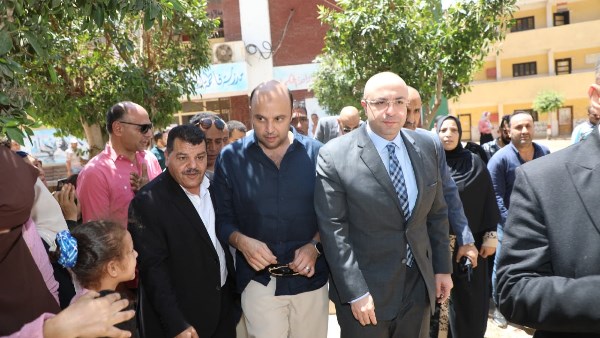 محافظ بني سويف يتفقد عددا من لجان انتخابات الشيوخ بمركزي ببا والفشن