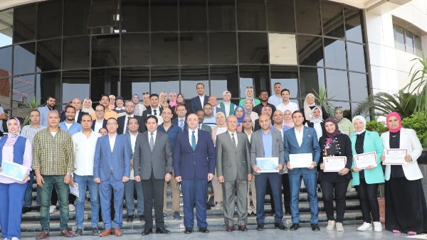 محافظ بني سويف يُكرم قيادات وعاملين متميزين من الديوان العام والوحدات المحلية