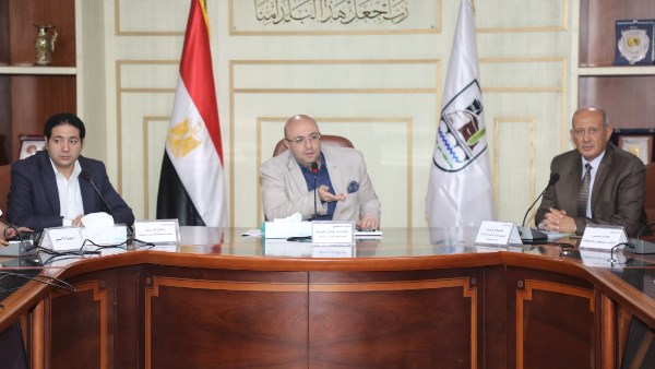 محافظ بني سويف يناقش خطط واستعدادات الأجهزة التنفيذية لجولة الإعادة لانتخابات الشيوخ