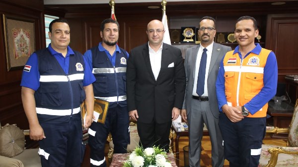 محافظ بني سويف يكرم موظفي الاسعاف