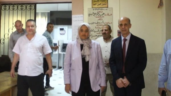رئيس جامعة بني سويف يتفقد قاعة الاختبارات الإلكترونية بكلية الطب