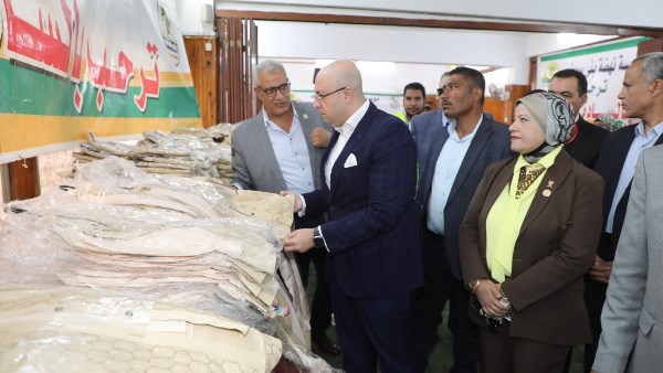 للعام السابع عشر على التوالي.. محافظ بني سويف يفتتح المعرض السنوي لتوزيع الزي المدرسي على 22 ألف طالب