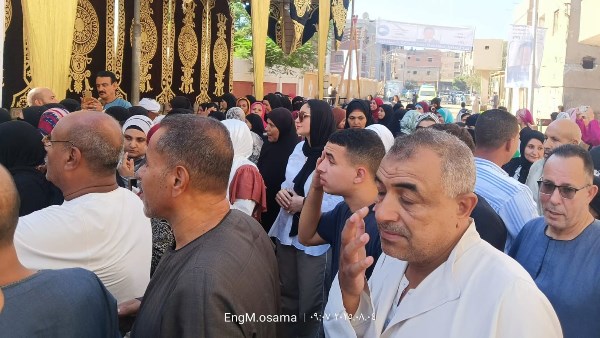 إقبال كبير من الشباب والسيدات 