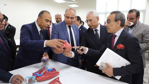 محافظ المنيا ورئيس الجامعة يفتتحان معامل طبية وتكنولوجية بالجامعة الأهلية