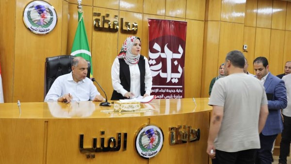 محافظ المنيا يستجيب لمطالب إنسانية ويقدم مساعدات مالية للمستحقين