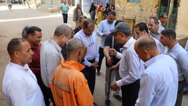 محافظ المنيا وعمال النظافة 