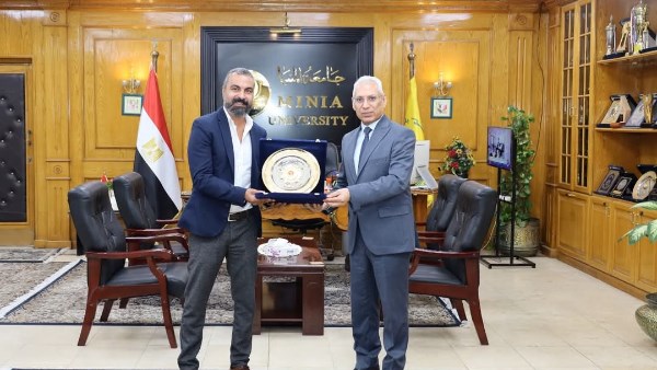 رئيس الجامعه يكرم الريحاني 