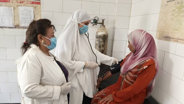 قافلة “حياة كريمة” تقدم خدماتها لأكثر من 1200 مواطن بقرية صفط الغربية بالمنيا