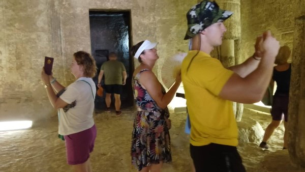 وفود اجنبية تزور المناطق الاثرية بالمنيا 
