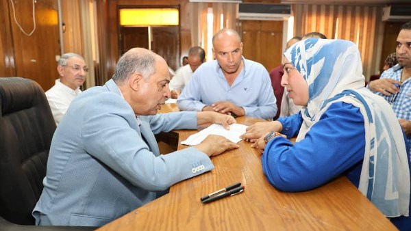 محافظ المنيا خلال لقاء المواطنين 