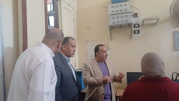 محافظ أسيوط للمعلمين : بتيجوا كل يوم و تأخذوا مرتبات والناتج 