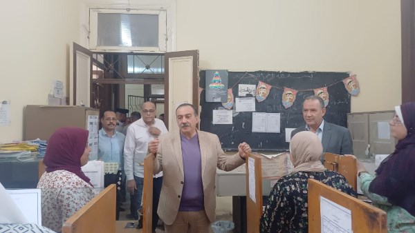 جولة محافظ أسيوط بمدرسة بدر الرسمية للغات 