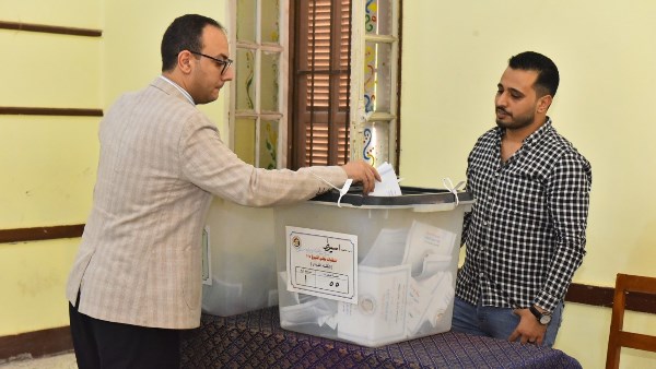 نائب محافظ أسيوط يدلي بصوته في انتخابات مجلس الشيوخ