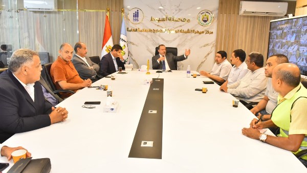 محافظ أسيوط يتابع غلق اللجان الانتخابية 