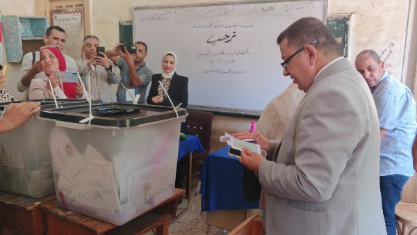 عميد كلية الحقوق بجامعة أسيوط يدلي بصوته في انتخابات الشيوخ 