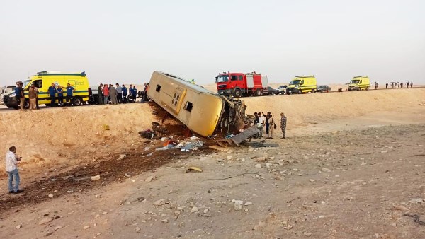 الصور الأولى لحادث إنقلاب أتوبيس بالطريق الصحراوي الغربي بأسيوط