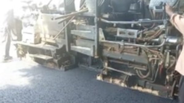  بدء أعمال رصف طريق "أبنوب - بني محمديات" بتكلفة 16 مليون جنيه