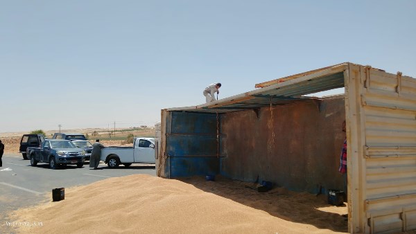 إنقلاب تريلا محملة بالقمح بالطريق الصحراوي الغربي بأسيوط 