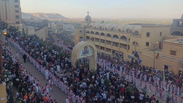 الاف الاقباط يتوافدون على دير درنكة للاحتفال بـ" صوم العذراء " بأسيوط