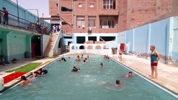  غلق وتشميع حمام سباحة خاص بمنفلوط لمخالفته الاشتراطات الصحية ومعايير السلامة