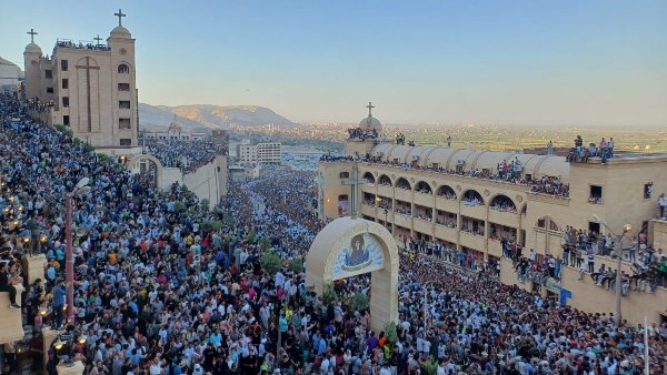مئات الآلاف من الأقباط يشاركون في  ختام احتفالات دير درنكة بأسيوط 