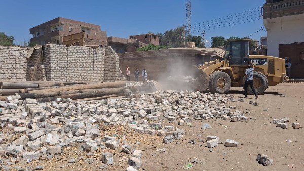 محافظ أسيوط: إزالة 32 حالة تعد على أراضي زراعية وأملاك دولة