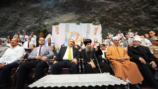 محافظ أسيوط يشارك الأقباط الأرثوذكس والكاثوليك وملايين الزائرين الليلة الختامية لاحتفالات صوم السيدة العذراء بدير درنكه