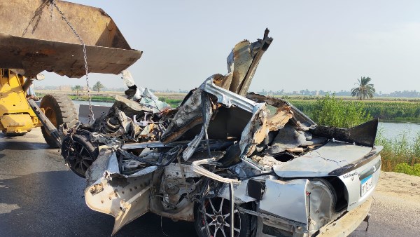 حادث تصادم سيارتين بطريق أسيوط 