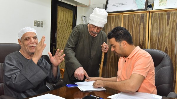 محافظ أسيوط: تسليم الدفعة الثالثة من تعويضات أهالي مساكن الايواء بعرب المدابغ لـ 72 أسرة