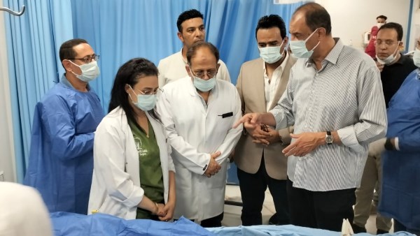 محافظ سوهاج يزور مصابي حريق مطعم شهير ويوجه بتوفير الرعاية الطبية