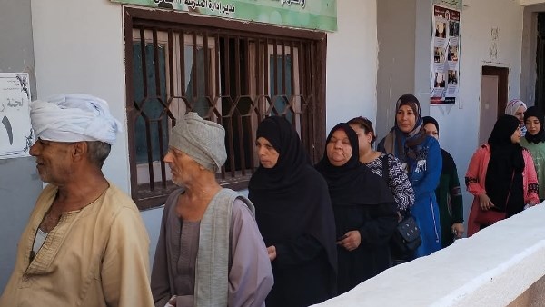 توافد الناخبين على لجان الانتخابات بسوهاج