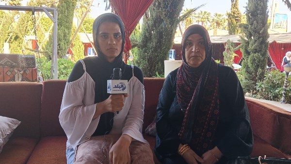 الطالبة سها نبيل ووالدتها